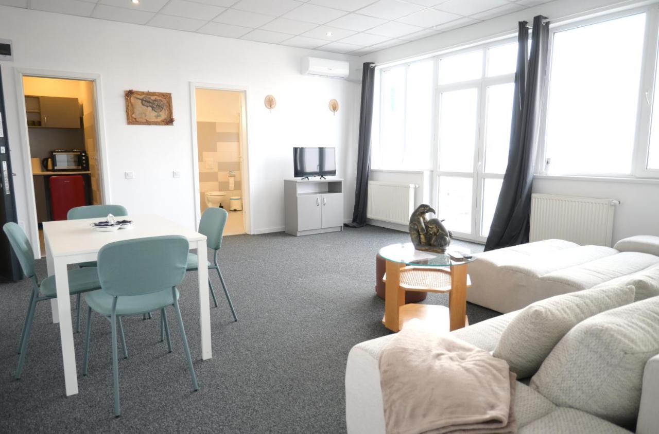 Luana Airport Apartments #7 オトペニ エクステリア 写真